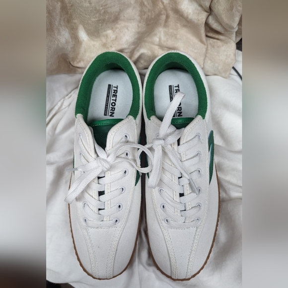 Like New Trenton Men’s Leather White and Green Sneakers. - Picture 3 of 10